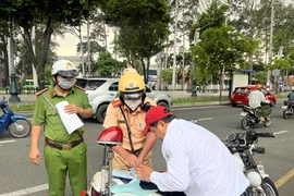 CSGT quận 5, TP.HCM tăng cường xử phạt nhiều tài xế đón trả khách sai quy định 