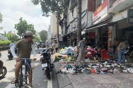 Vỉa hè, lòng đường ở TP.HCM đang bị lấn chiếm thế nào?