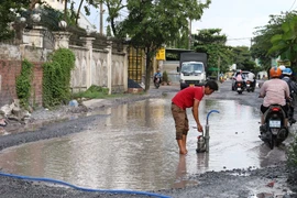 Dân khổ vì đường Bưng Ông Thoàn xuống cấp, ngập nước, nhếch nhác