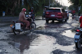 Yêu cầu kiểm tra ngay sau khi Pháp Luật TP.HCM phản ánh đường Lò Lu xuống cấp