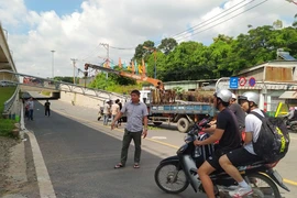 Đã tháo dỡ xong thanh giới hạn chiều cao ở hầm chui Suối Tiên bị gãy đổ