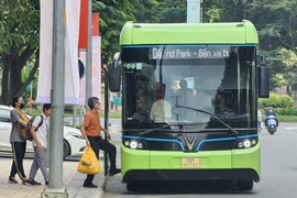 TP.HCM khuyến khích sinh viên đi xe buýt để giảm ùn tắc giao thông