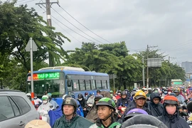 Đèn tín hiệu bị tắt, giao thông trên đường Võ Nguyên Giáp, TP Thủ Đức hỗn loạn