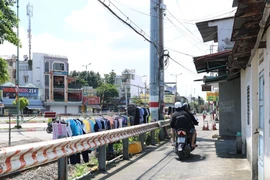 Người dân lấn chiếm hành lang đường sắt