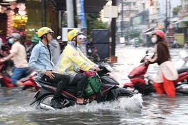 Nhiều tuyến đường ở TP.HCM ngập sâu sau cơn mưa lớn