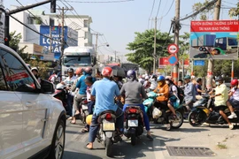 Cuối năm, đường vào cảng Phú Hữu và cảng Cát Lái liên tục ùn ứ