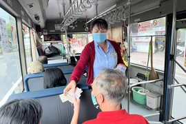 Dịp Tết, lượng hành khách chọn đi xe buýt vào sân bay Tân Sơn Nhất tăng cao