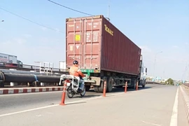 Cấm xe tải lên cầu Bình Phước 1 nhưng vẫn có xe chạy