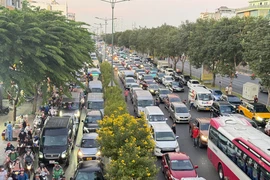 Tăng phần đường dành cho xe hỗn hợp trên đường Phạm Văn Đồng