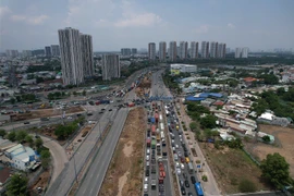 Ngày đầu phân luồng nút giao An Phú TP.HCM, người đi đường lúng túng 