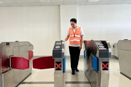 Nhân viên nhà ga tuyến metro số 1 thực hành thu phí tự động
