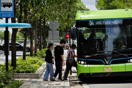 Doanh nghiệp sẵn sàng đầu tư xe buýt điện nhưng vẫn khó về trạm sạc