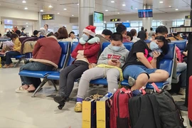 Tới Sân bay Tân Sơn Nhất từ 4 giờ sáng mới biết... delay đến 10 giờ