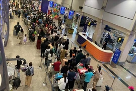 Sân bay Tân Sơn Nhất vẫn tấp nập người dân về quê ăn Tết