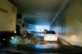 Hầm chui Nguyễn Văn Linh, quận 7 ngập sâu