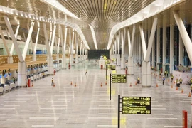 Gấp rút dọn dẹp vệ sinh Nhà ga T3, sân bay Tân Sơn Nhất để sẵn sàng đón khách
