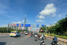 Vì sao cầu Sài Gòn 1 bị thu hẹp 1 làn xe?