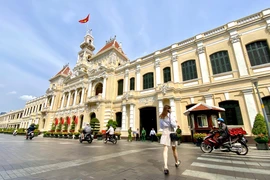 Sau hợp nhất, cán bộ từ Bình Dương, Bà Rịa - Vũng Tàu đi xe đưa rước về TP.HCM