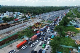 Kẹt xe kéo dài trên cao tốc TP.HCM - Long Thành - Dầu Giây ở cả hai chiều