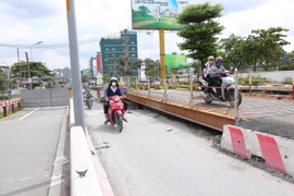 Cầu Bình Triệu 1 nặng 11.000 tấn đã được nâng lên 0,5 mét
