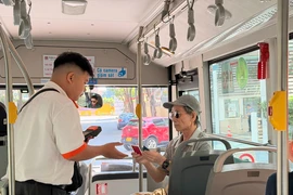 Người dân hào hứng với phương án sử dụng thẻ ngân hàng, ví điện tử để đi xe buýt miễn phí 