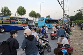 Bến xe khách TP.HCM vắng, bên ngoài nườm nượp 