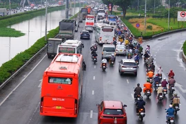 Người dân rời TP.HCM về quê ăn Tết, cửa ngõ phía Tây ùn ứ