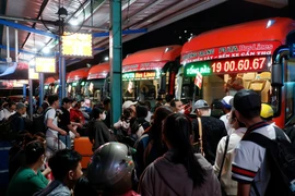 Hàng ngàn người dân xuyên đêm chờ xe để rời TP.HCM về quê đón Tết