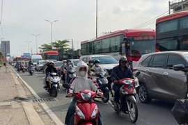 Chiều mùng 5 Tết, dòng người bắt đầu quay trở lại TP.HCM