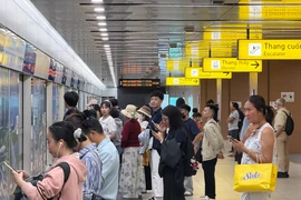 Xăng tăng giá, người dân TP.HCM đi metro, xe buýt nhiều hơn