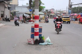 TP.HCM: Sơn cảnh báo trên trụ điện nằm giữa đường Nguyễn Thị Định