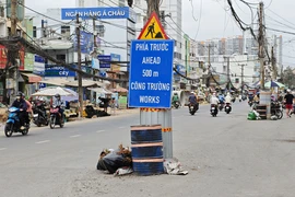  200 trụ điện nằm giữa đường, chủ đầu tư bọc phản quang, gắn biển cảnh báo để bảo đảm an toàn