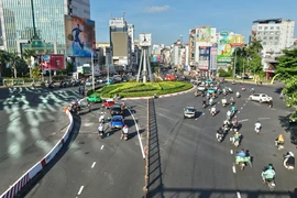 Ngày đầu phân luồng giao thông tại vòng xoay Điện Biên Phủ - Nguyễn Bỉnh Khiêm