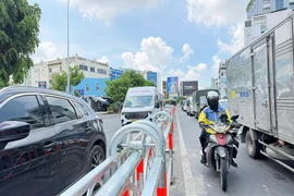 TP.HCM: Lắp dải phân cách tự động bằng năng lượng mặt trời tại 'điểm nóng' Cộng Hòa