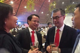 Ông Koh Poh Tiong (thứ ba từ trái qua) trao đổi tại hội nghị khách hàng của Sabeco. Ảnh: TÚ UYÊN