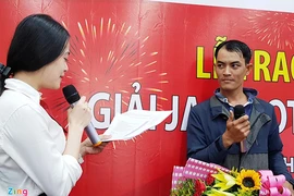 Anh H.H.Đ giao lưu với mọi người tại lễ trao thưởng. Ảnh: Zing.vn