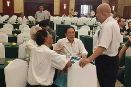 Chủ tịch HĐQT HVG Dương Ngọc Minh (giữa): “Ban lãnh đạo đã mất ăn mất ngủ với tình trạng hiện nay của công ty”. Ảnh: PHƯƠNG MINH