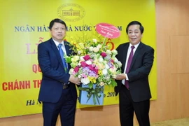 Phó Thống đốc Nguyễn Kim Anh trao Quyết định cho ông Nguyễn Văn Du.