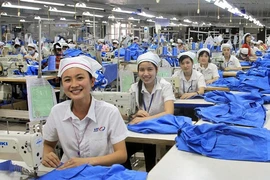 Phí gia công của hàng dệt may và giầy dép chiếm trọng số lớn nhất trong hoạt động gia công, lắp ráp hàng hóa cho nước ngoài. Ảnh: TL