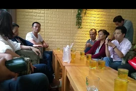 Khách hàng hẹn gặp nhân viên của Công ty du lịch Sài Gòn Chợ Lớn nhưng chỉ nhận được lời hứa sẽ trả tiền. ảnh: Báo Tin tức