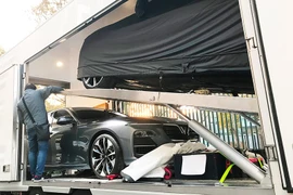 Mẫu xe Sedan được dỡ bạt để tài xế di chuyển vào gian hàng triển lãm Paris Motors Show 