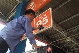 Từ 15 giờ chiều nay, 6.10, mỗi lít xăng E5RON92 tăng thêm 675 đồng, trong khi xăng RON95III tăng 577 đồng/lít