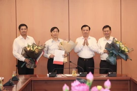 Bộ trưởng Bộ tài chính Đinh Tiến Dũng trao quyết định cho ông Đặng Đức Mai, ông Nguyễn Đại Trí và ông Phạm Đức Thắng