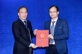 Phó Thống đốc NHNN Đoàn Thái Sơn trao Quyết định bổ nhiệm Vụ trưởng Vụ Pháp chế cho ông Tạ Quang Đôn