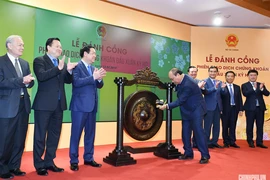 Thủ tướng đánh cồng khai trương hoạt động giao dịch chứng khoán đầu Xuân 2019. Ảnh: VGP