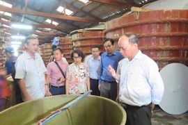 Đoàn cán bộ Bộ NN&PTNT trong một lần thăm nhà thùng nước mắm tại Phú Quốc- Ảnh: Dương Đông