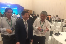 Ông Nguyễn Thành Phong, Chủ tịch UBND TP.HCM gặp gỡ các đại biểu tại diễn đàn