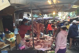 15 doanh nghiệp lớn ngành chăn nuôi đã tuyên bố đưa giá thịt heo hơi về mức dưới 70.000 đồng/kg nhưng giá bán lẻ tại chợ, siêu thị vẫn cao- Ảnh: Tú Uyên