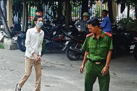 Lãnh hai năm tù vì hành hạ con gái của người tình