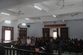 Cả bàn nhậu kéo sang đánh vì nhóm kế bên hay nhìn